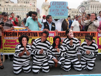 Entidades civis fazem passeata em Lima para condenar os casos de corrupção.