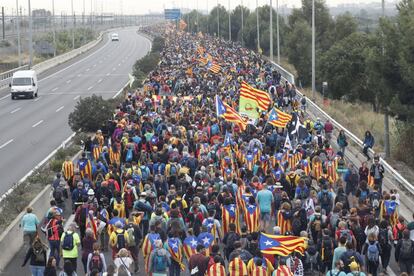 Marcha por la B-23, a la altura de Sant Vicens dels Horts, en Barcelona.