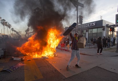 En la zona turística de Fairfax, los manifestantes se han enfrentado abiertamente a la policía, han quemado un vehículo oficial, han intentado entrar en los estudios de la CBS y han asaltado tiendas en el centro comercial. Entrada la noche, los enfrentamientos continuaban con intensidad en al menos dos focos en la ciudad.