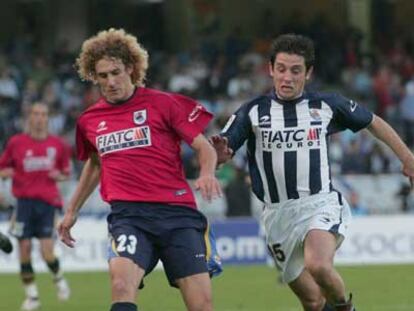 Coloccini, con el escudo y la publicidad de la Real, ante Nihat.