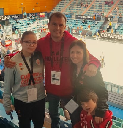 Edurne Estívalis con su familia durante la Copa de la Reina 2024.