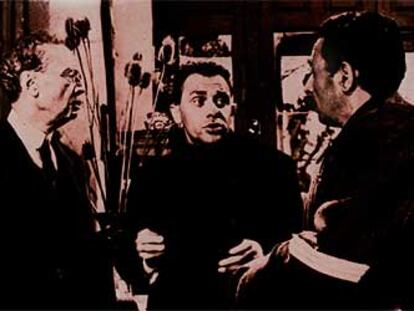 Alberto Romea, José Luis Ozores y Xan Das Bolas (de izquierda a derecha), en <i>Historias de la radio.</i>
