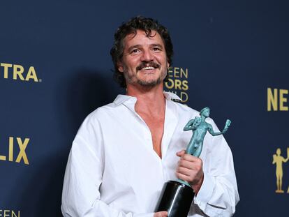 Pedro Pascal posa con el premio a mejor actor en una serie de drama ('The Last of Us') en los 30º premios de SAG-AFTRA, la unión de actores, en Los Ángeles, California, el 24 de febrero de 2024.