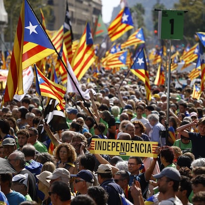 Decenas de personas durante la manifestación de ACN por la Diada, a 11 de septiembre de 2024, en Barcelona, Catalunya (España). Assemblea Nacional Catalana (ANC), Òmnium Cultural, Associació de Municipis per la Independència (AMI), Consell de la República, La Intersindical, CIEMEN y CDR, entidades organizadoras de las manifestaciones de la Diada de Catalunya, han instado a la "movilización multitudinaria" en el primer 11 de septiembre sin un presidente independentista al frente de la Generalitat desde hace 12 años.
11 SEPTIEMBRE 2024;MANI;DIADA;CATALUÑA;
Kike Rincón / Europa Press
11/09/2024