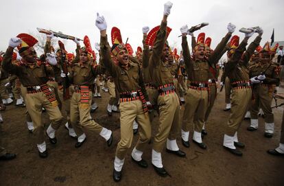 Nuevos reclutas de la Fuerza de Seguridad Fronteriza india (BSF) bailan y cantan tras graduarse en Humhama, a las afueras de Srinagar, India.