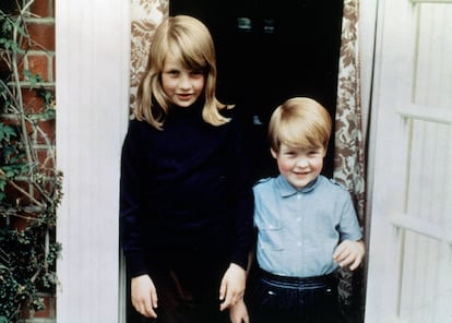 Diana y Charles Spencer, en 1967-1968 en su finca de Althorp (Reino Unido).
