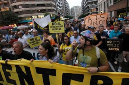 Los manifestantes contra la posibilidad de que se construya el ATC en Zarra, durante su marcha por Valencia.