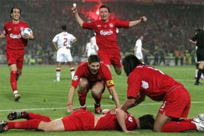 Los jugadores del Liverpool abrazan a Xabi Alonso después de que éste metiera el gol que empataba a tres el partido.