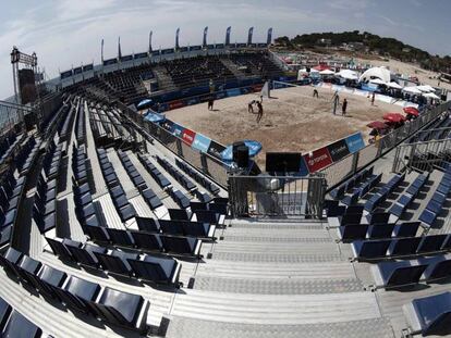 Las gradas vacías en una competición de voley playa en los Juegos Mediterráneos.