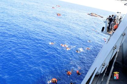 Los inmigrantes son rescatados por la marina de guerra italiana frente a la costa de Libia.