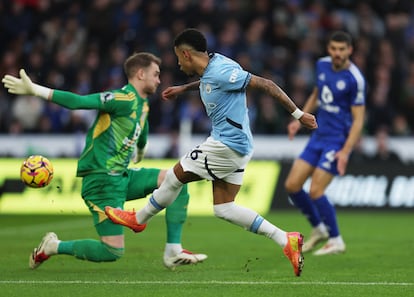 Savinho marca el primer gol del Manchester City ante el Leicester este domingo.