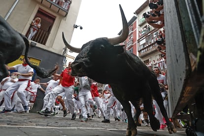 Victoriano del Río bulls on the Mercaderes curve, in the third running of the bulls of the Sanfermines this Tuesday.