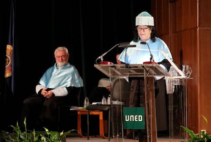 Darío Villanueva y Almudena Grandes, en la ceremonia de su 'honoris causa'.