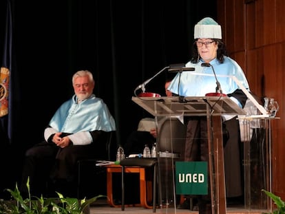 Darío Villanueva y Almudena Grandes, en la ceremonia de su 'honoris causa'.