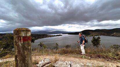 El GR38 a su paso por el embalse Urribari-Gamboa, en la cuarta etapa.