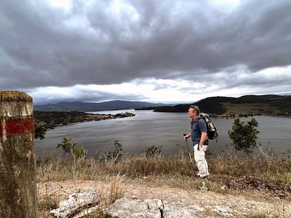 El GR38 a su paso por el embalse Urribari-Gamboa, en la cuarta etapa.