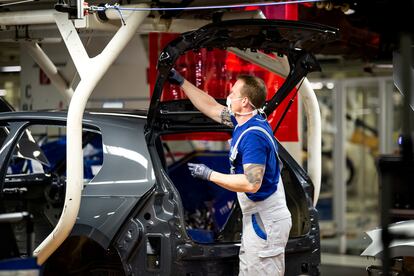 Un trabajador de Volkswagen en la fábrica de la compañía en Wolfsburgo, Alemania, el pasado abril.