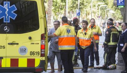 Efectius d'emergències al número 405 de l'avinguda Diagonal.