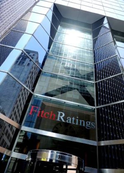 Vista de la fachada de una de las oficinas de Fitch Ratings en Nueva York, Estados Unidos. EFE/Archivo