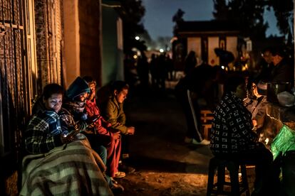 Pobladores de San Pedro Tláhuac esperan la visita de sus difuntos en el panteón municipal.