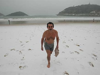 La nieve que cayó ayer sobre la Concha no desanimó a algunos bañistas, que afrontaron el frío.