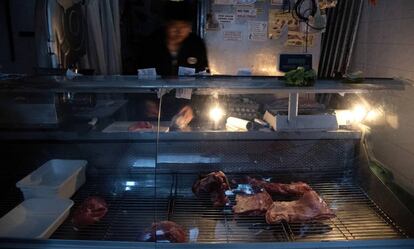 Un hombre despacha en una carnicería de Buenos Aires durante el apagón del pasado domingo.