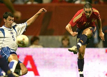Vicente conecta el zurdazo que supuso el gol español.