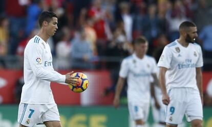 Cristiano Ronaldo se dispone a sacar la pelota después del segundo gol del Girona.