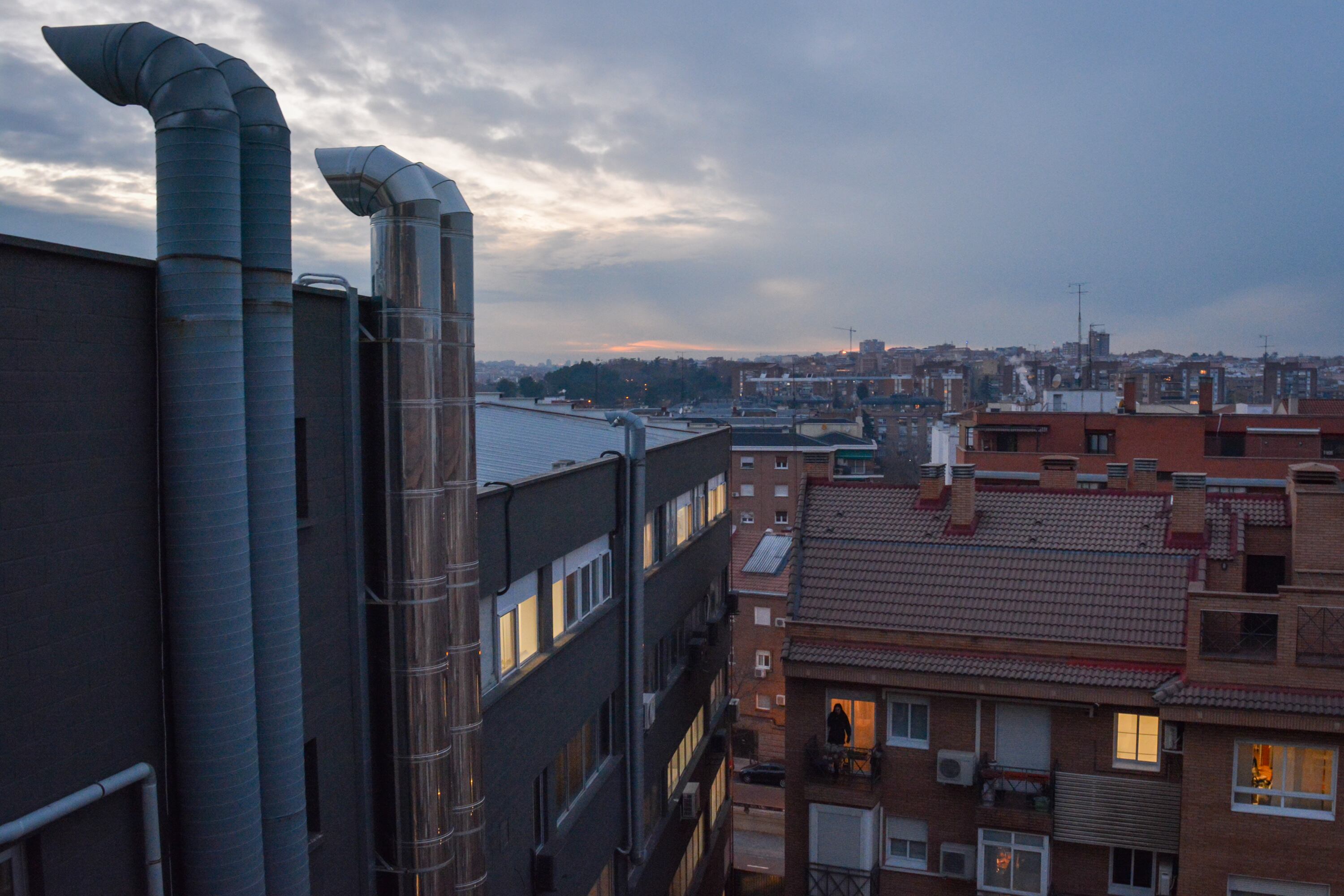 Chimeneas de la cocina industrial del Paseo Imperial en Arganzuela (Madrid), frente a las viviendas afectadas, el 29 de diciembre de 2023.