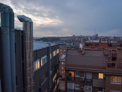 Chimeneas de la cocina industrial del Paseo Imperial en Arganzuela (Madrid), frente a las viviendas afectadas, el 29 de diciembre de 2023.