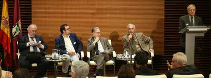 Acto de presentación del libro de Pasqual Maragall en el Ayuntamiento de Madrid. De izqda. a dcha: Antonio García-Santesmases, Ignacio Sánchez-Cuenca, Joan Fuster-Sobrepere, Oriol Nel.lo y Josep M. Vallès.
 
 