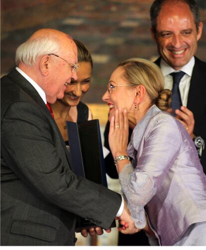 Mijaíl Gorbachov, ayer, con Benita Ferrero-Waldner y Francisco Camps, en la Generalitat.