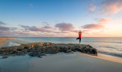 Yoga en una playa de Formentera (Islas Baleares).