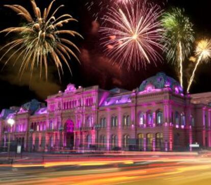 Fuegos artificiales en la Casa Rosada de Buenos Aires.