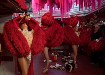 Los bailarines se preparan para actuar en el Moulin Rouge en París, el 3 de julio de 2018.