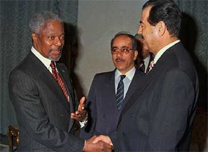 Kofi Annan con Sadam; en medio, Saman Abdul Majid.