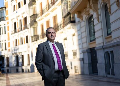 Roberto Media, consejero de Fomento, Vivienda, Ordenación del Territorio y Medio Ambiente de Cantabria, posa ante el hotel Sardinero en Madrid.