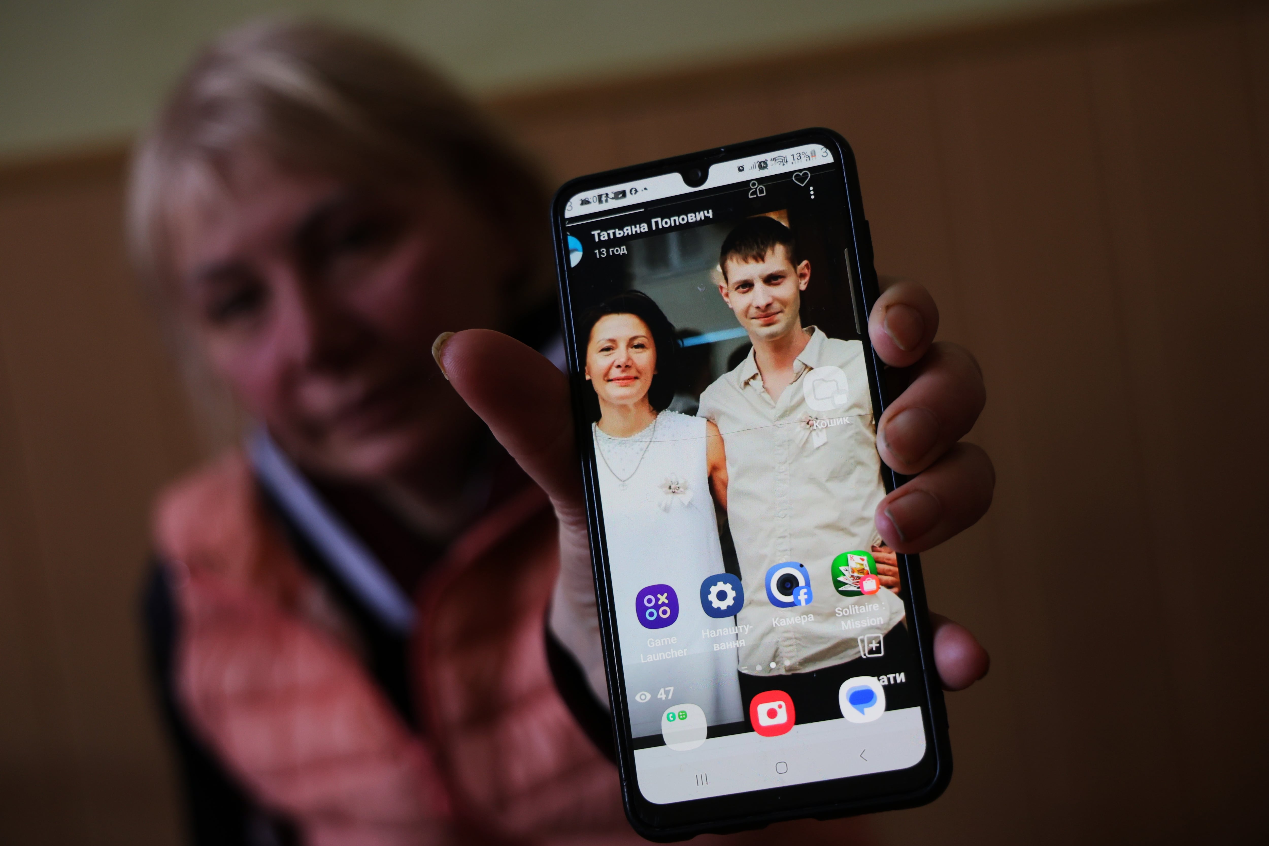 Tetyana Popovych, de 55 años, muestra el 20 de febrero una foto donde aparece junto a su hijo Vladislav, herido por los rusos en Bucha y capturado desde 2022.