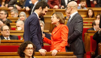 Roger Torrent (l) greets former speaker Carme Forcadell.