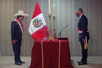 Pedro Castillo (à esquerda) toma o juramento de Pedro Francke Ballve como ministro da Economia.