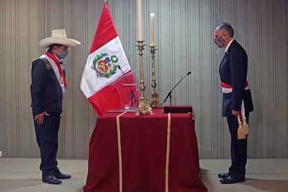 Pedro Castillo (à esquerda) toma o juramento de Pedro Francke Ballve como ministro da Economia.