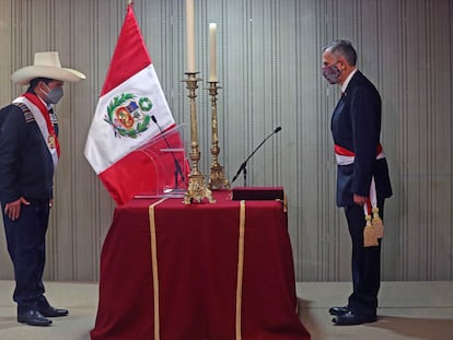 Pedro Castillo (à esquerda) toma o juramento de Pedro Francke Ballve como ministro da Economia.