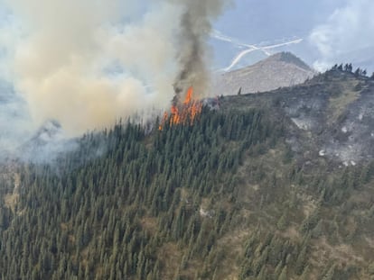 Humo del incendio en Fort Nelson, British Columbia, el 3 de junio 2025.