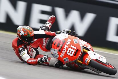 Jordi Torres, piloto de Moto2, cae durante los entrenamientos oficiales del Gran Premio de Holanda.