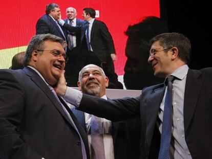 El <b><i>lehendakari</b></i> López hace un gesto cariñoso a Txema Oleaga en presencia de José Antonio Pastor.