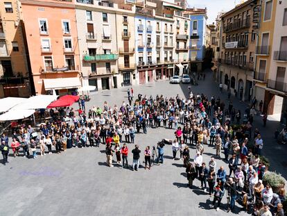 Vecinos y amigos durante la concentración celebrada el martes en Manresa por el asesinato de una mujer de 31 años, que estaba embarazada.