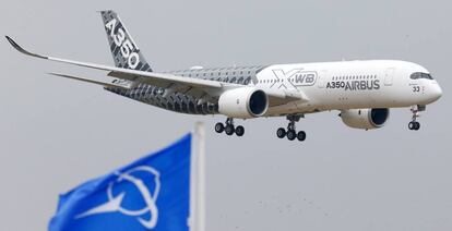 Imagen de un Airbus A350 volando sobre una bandera de Boeing, en una feria en París. 