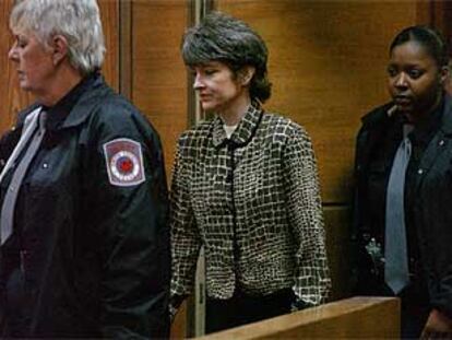 Deanna Laney, escoltada por la policía a su llegada a la corte de Tyler, en Texas, para conocer el veredicto.