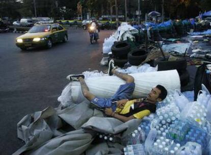 Un manifestante duerme en las inmediaciones de las dependencias gubernamentales.