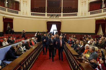 El presidente del Senado, Pedro Rollán, en el centro, durante la visita.